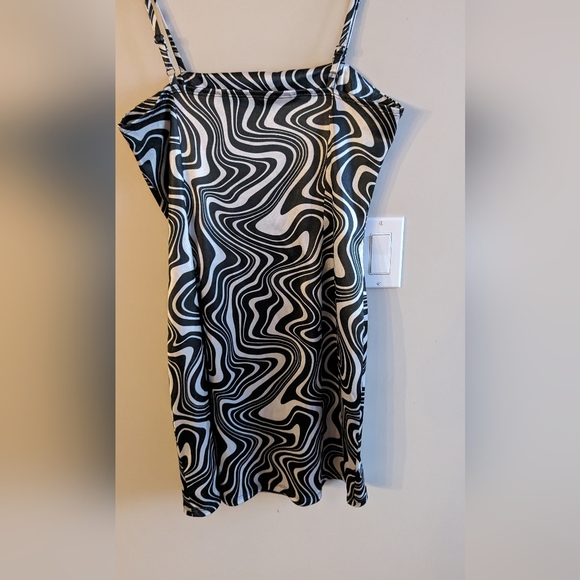 River Island mini dress black and white retro swirl - Picture 5 of 6